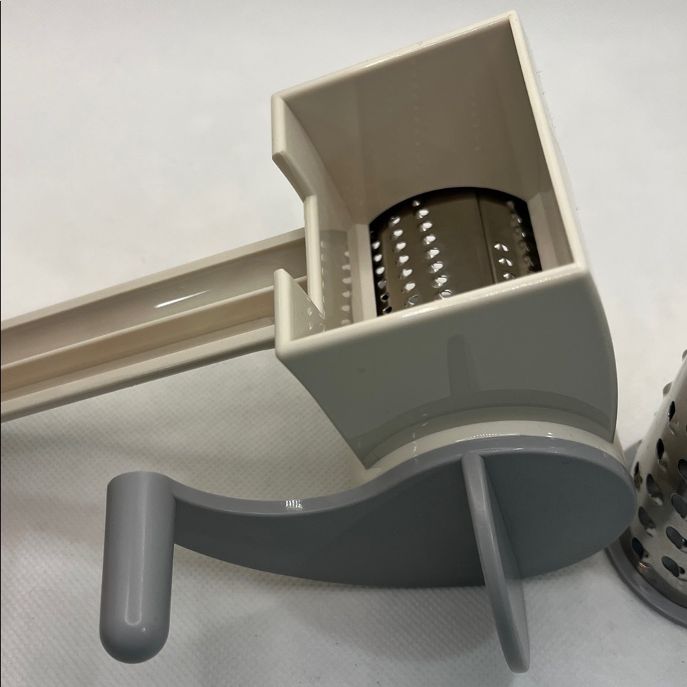 Pampered Chef Deluxe Cheese Grater - Picture 4 of 4